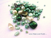 LOTTO 50 gr perle in vetro di Bohemia "Metallic Green/Cream" (cod.PRECIOSA)