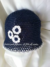Cappello bambina in blu con fiori bianchi