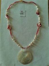 Collana con conterie rosse e trasparenti, perline e pendente in madreperla