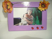 portafoto viola con coccinelle e fiori sospesi