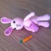 Coniglietta rosa amigurumi con borsetta e carota, fatta a mano all'uncinetto