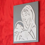 Quadro in legno Madonna con Bambino, realizzato a mano utilizzando la tecnica del traforo, immagine di colore bianco su sfondo grigio brillantino.