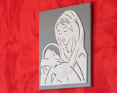 Quadro in legno Madonna con Bambino, realizzato a mano utilizzando la tecnica del traforo, immagine di colore bianco su sfondo grigio brillantino.