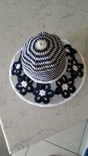 Cappello bimba in cotone con tesa a fiori