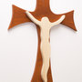 Crocifisso moderno in legno, Gesù Cristo stilizzato e croce, disegnati e realizzati a mano, color ciliegio e pioppo naturale.