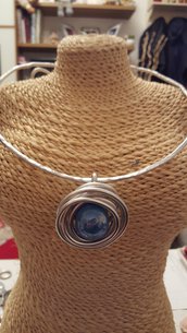 Collana girocollo in alluminio battuto con perla artigianale in ceramica greca