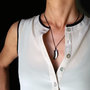 Collana con pendente dente di squalo in ematite, appeso ad un filo di cuoio naturale. Fatto a mano. Anallergico