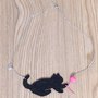 Collana con gatto nero in feltro e gomitolo rosa, fatta a mano