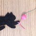 Collana con gatto nero in feltro e gomitolo rosa, fatta a mano