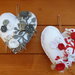 Cuori in feltro imbottito con decorazioni in feltro e rose in panno in 3D