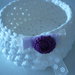 Delicato Cestino tondo in fettuccia bianca con decorazione in organza e fiorellino a uncinetto