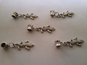 5 ciondoli 'Coccodrillo' con passante in argento tibetano.