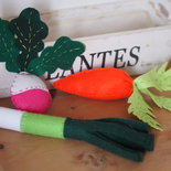 Set 3 pezzi.Verdure in feltro.CAROTA,RAVANELLO,PORRO.Soprammobili per la cucina,gioco per bambini.Dettagli accurati di ricami,foglie e impunture.