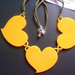 collana con ciondoli cuore in plexiglass color giallo