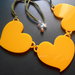 collana con ciondoli cuore in plexiglass color giallo