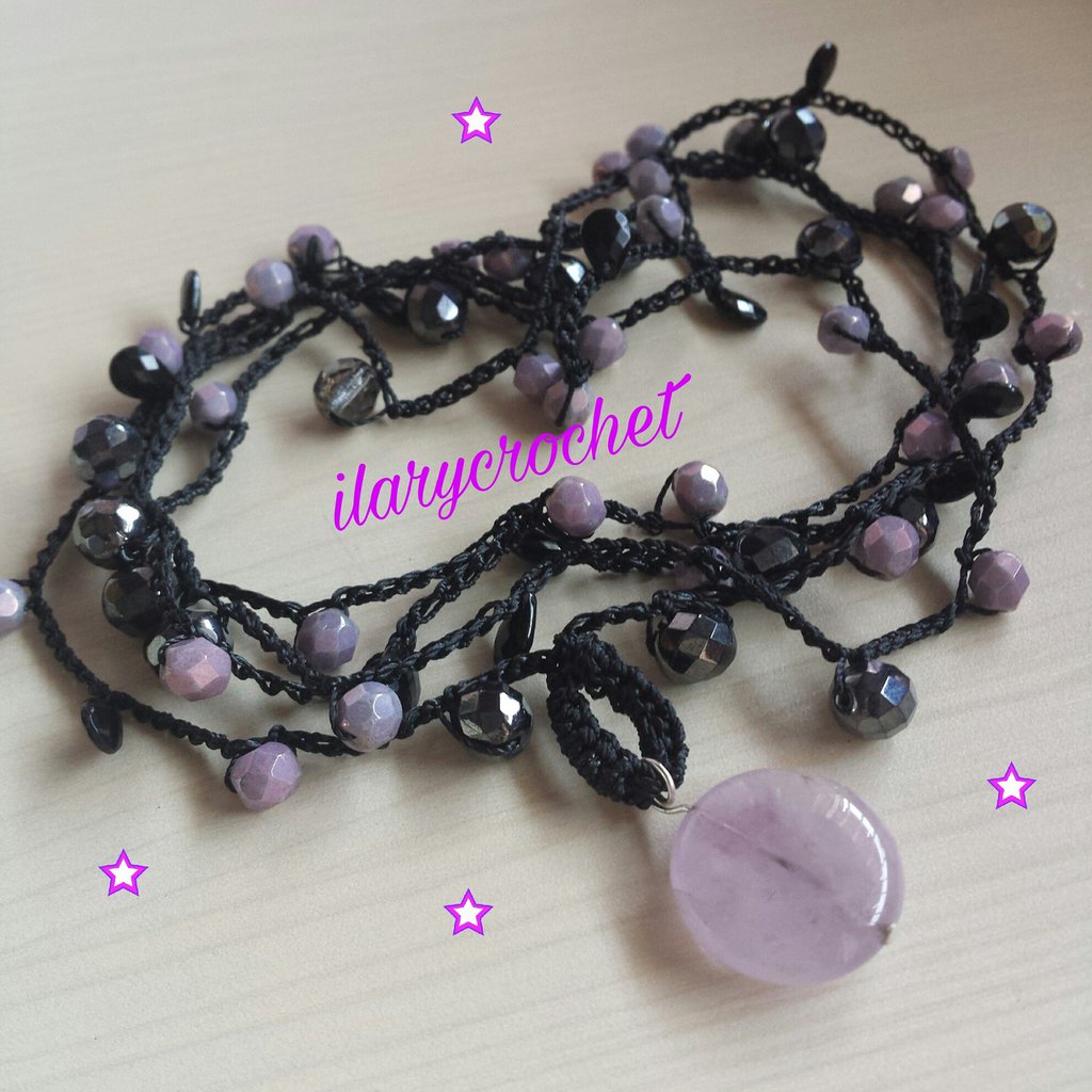 Collana lunga stile marinaro con perline azzurre e charms rosa dei