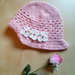 cappello in cotone all'uncinetto per bambina cloche con fiori e perline rosa