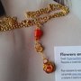 COLLANA  COLOR ORO  E  CIONDOLO  *UN NIDO DI SOLE* CON PIETRE DI VETRO ARANCIONE 