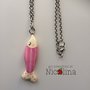 Collana lunga con pesciolino rosa in cartapesta