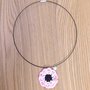 Collana girocollo con anemone rosa fatto a mano all'uncinetto