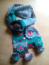 sciarpa lunga uncinetto bambina romantica boho con ponpon verde fiori azzurro 