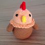 Gallina amigurumi fatta a mano all'uncinetto