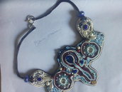 Blu cobalto e perle di varia  forma e colore caratterizzano questa importante collana a soutache..