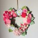 Ghirlanda fatta a mano con fiori di feltro e panno-lenci tonalità del rosa, fuori-porta personalizzabile per nascita