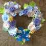 Ghirlanda fatta a mano con fiori di feltro e panno-lenci tonalità di azzurro, fuori-porta...