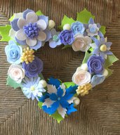 Ghirlanda fatta a mano con fiori di feltro e panno-lenci tonalità di azzurro, fuori-porta...
