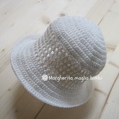 Cappellino/cappello neonata/bambina con trafori e tesa in cotone bianco - uncinetto - Battesimo