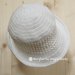 Cappellino/cappello neonata/bambina con trafori e tesa in cotone bianco - uncinetto - Battesimo
