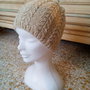 berretto cappello in lana donna fatto a mano tricot beige e oro con trecce stile sportivo elegante lavorato ai ferri