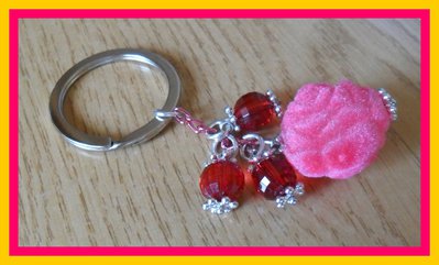 Portachiavi con rosa e perline rosse Portachiavi con rosa e perline rosse