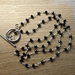 girocollo stile rosario in ottone argentato con cristalli neri