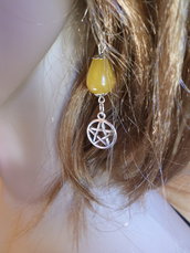 orecchini pendenti con pietra a forma di goccia di giada gialla e stella wicca pendente