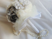 Bouquet di fiori in tessuto con perle e strass 