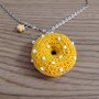 Collana lunga con ciambella amigurumi gialla con zuccherini fatta a mano all'uncinetto