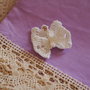 BOMBONIERA/SPILLA/DECORAZIONE.Farfalla bianca all'uncinetto,in cotone.DOPPIA.Applicazione perla/strass.Personalizzabile per colore e ornamenti.Anche in lana.