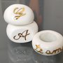 anelli in ceramica e oro con scritte personalizzabili ("ti amo", nomi o iniziali). Ceramic rings "I love you", "name" or "monogram"