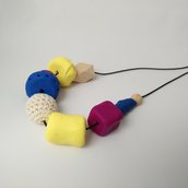 Collana perle in clay, legno ed uncinetto. Blu gialla e viola