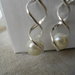 Orecchini a spirale con perla bianca, monachella aperta in metallo argento, idea regalo.