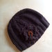 Cappello in lana per donna ai ferri ricamato con perline rocailles con grande fiore uncinetto marrone color caffè 
