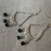 Orecchini chandelier con motivo di brillantini e piccoli pendenti di cristalli neri.