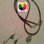 COLLANA  IN CORDONCINO DI SETA NERA CON CIONDOLO DI PIETRA NATURALE   E ORECCHINI WIRE VERDI.