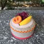 Scatola di latta ricoperta di feltro, decorata con frutta di feltro