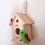Casetta di legno con pappagallino amigurumi verde e rosso fatto a mano all'uncinetto