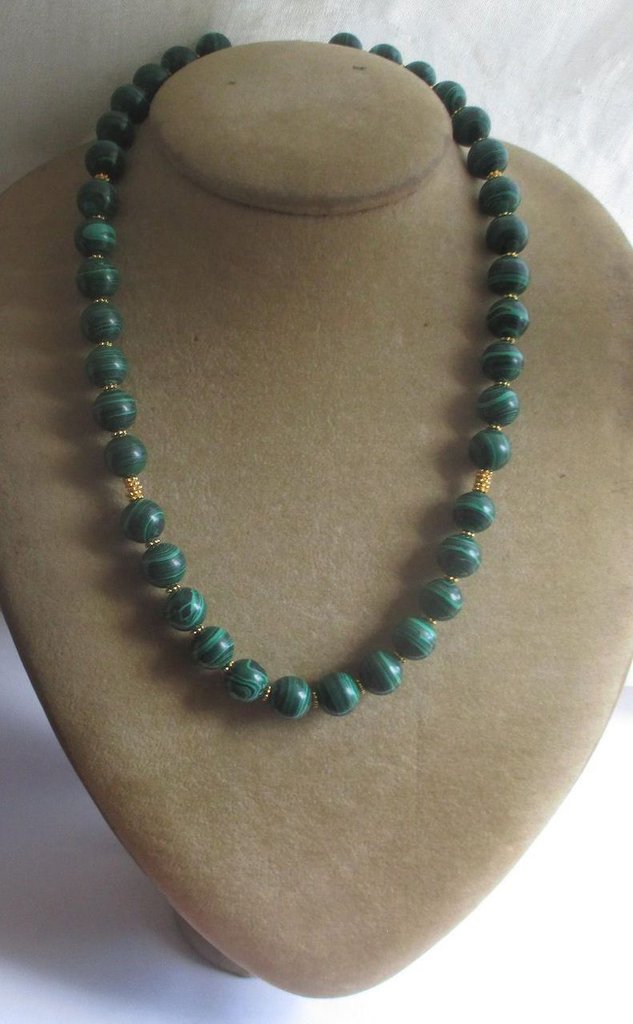 Collana di perle in resina color melanzana