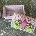 Cestino rigido all'uncinetto di colore lilla con fiore di stoffa