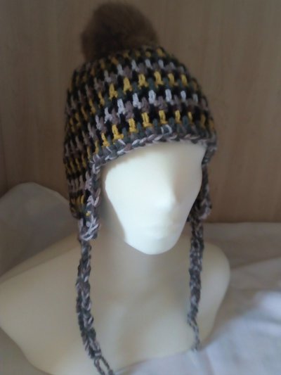 Cappello uncinetto con paraorecchie e pon pon Cappello uncinetto con paraorecchie e pon pon